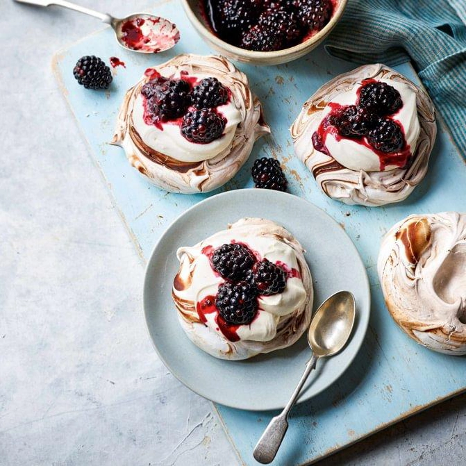 Mini pavlovas au chocolat noir, aux mûres et aux baies